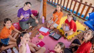Joyful Village desenvolve educação bilíngue com foco emocional em Brasília