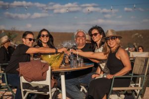 Carnaval do Mirante do Alto propõe celebração alternativa em meio à natureza na Chapada dos Veadeiros