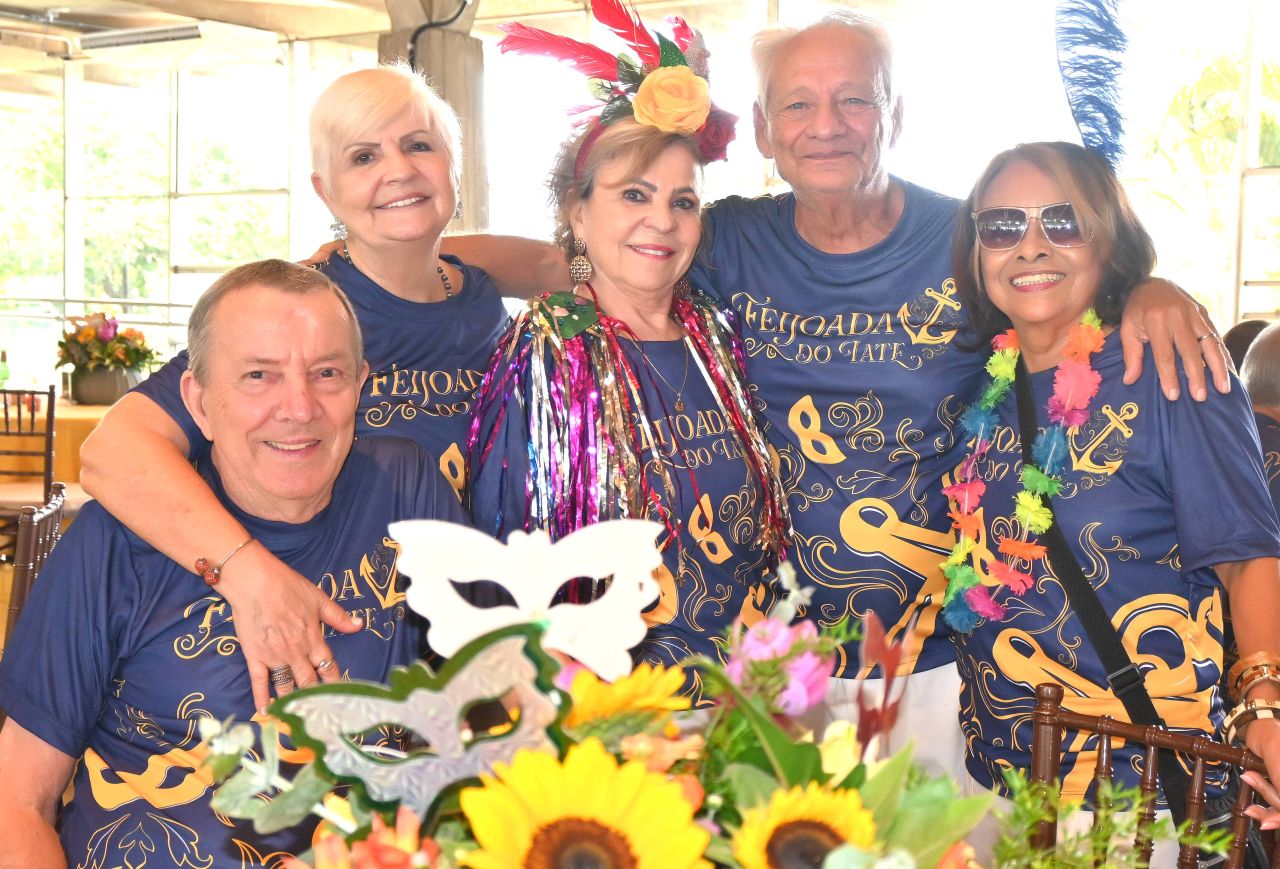 Feijoada do Iate reúne 200 pessoas em festa que mistura samba, rock e gastronomia premium