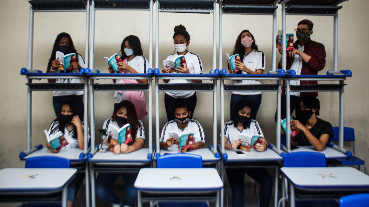 Livro e exposição registram com sensibilidade a educação pública brasileira durante a pandemia da Covid-19