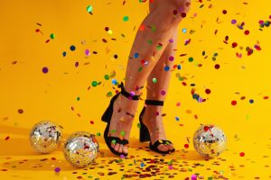 Inchaço e cansaço nas pernas no Carnaval? Veja o que fazer para curtir a folia sem desconforto