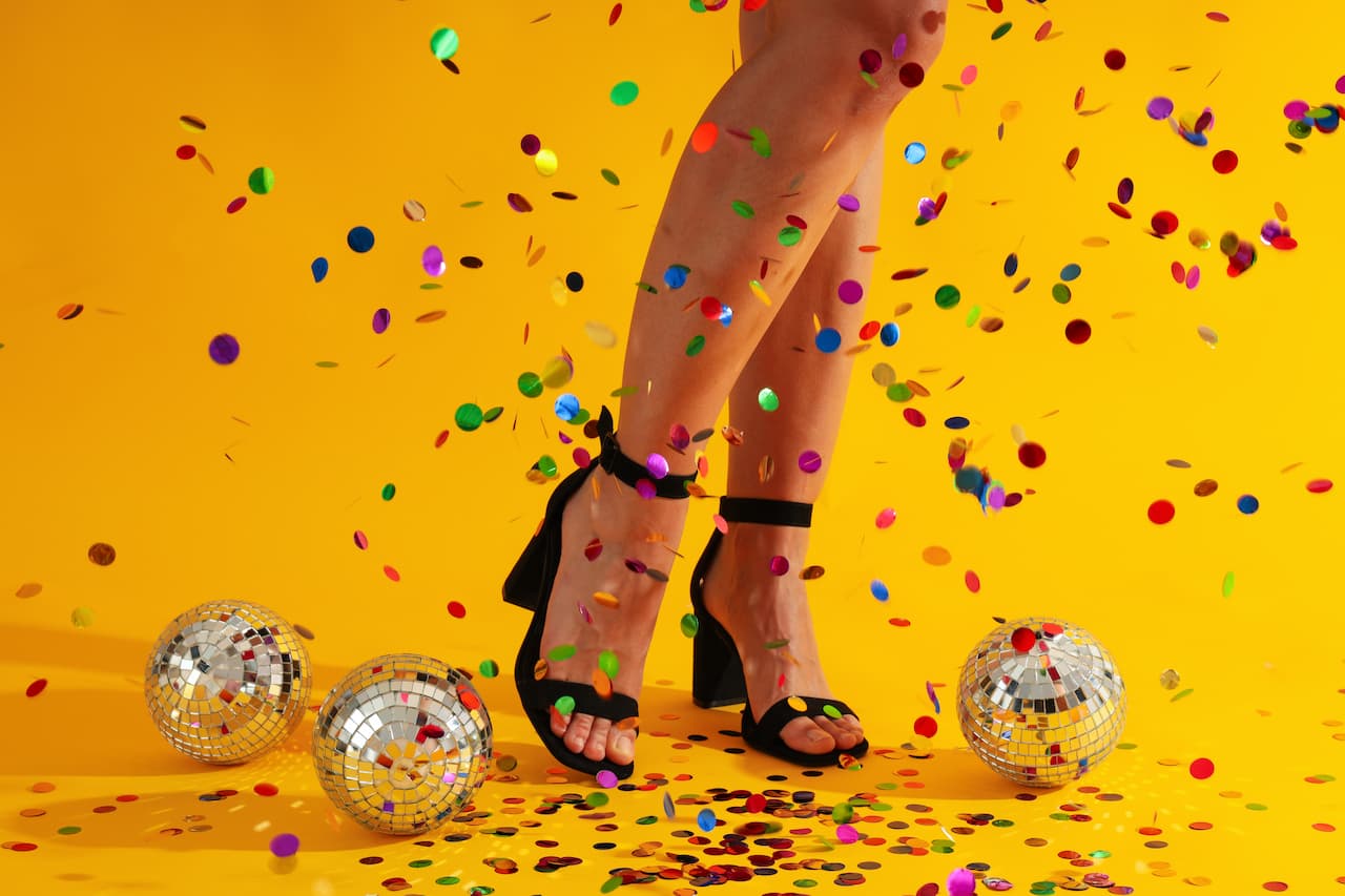 Inchaço e cansaço nas pernas no Carnaval? Veja o que fazer para curtir a folia sem desconforto