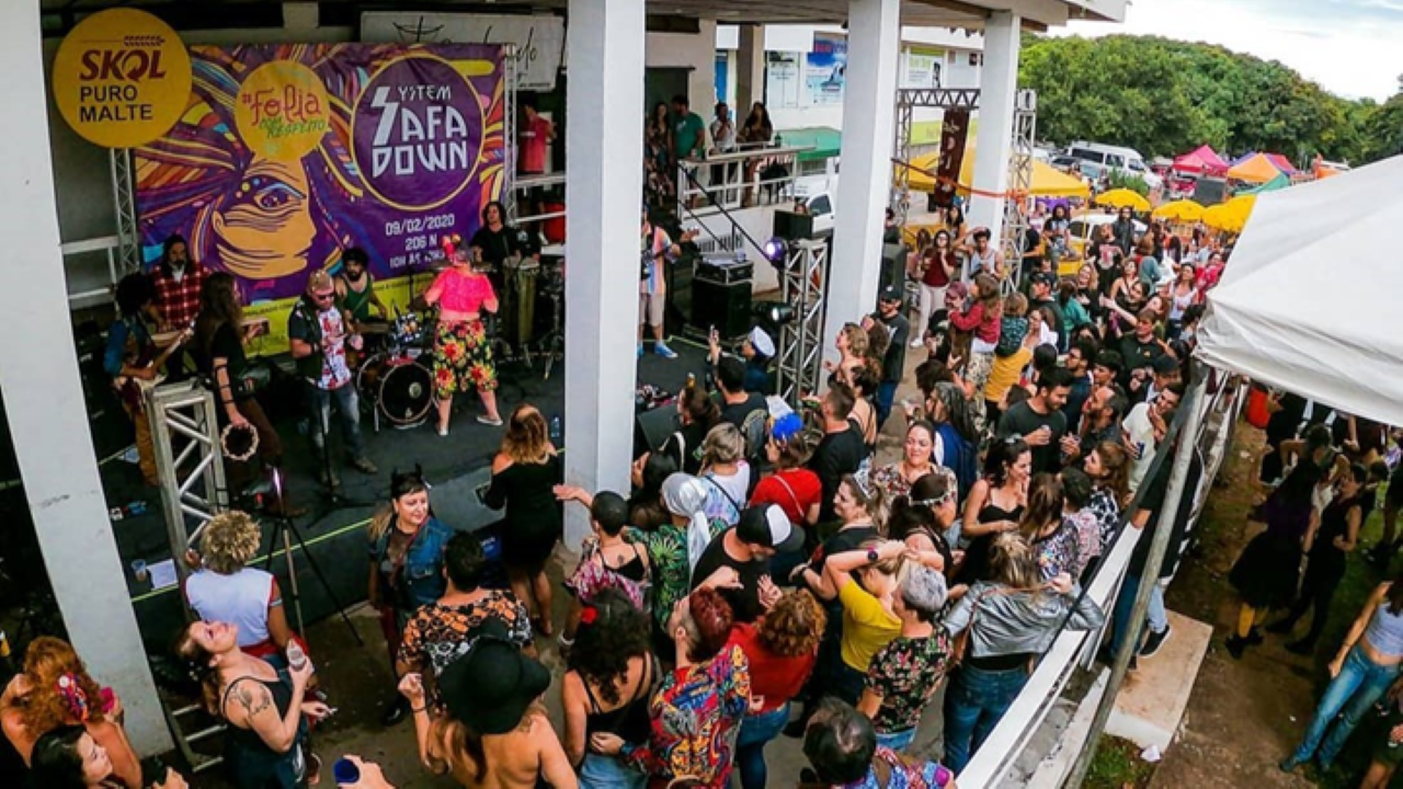Bloco System Safadown celebra cinco anos de rock, rua e resistência no carnaval de Brasília