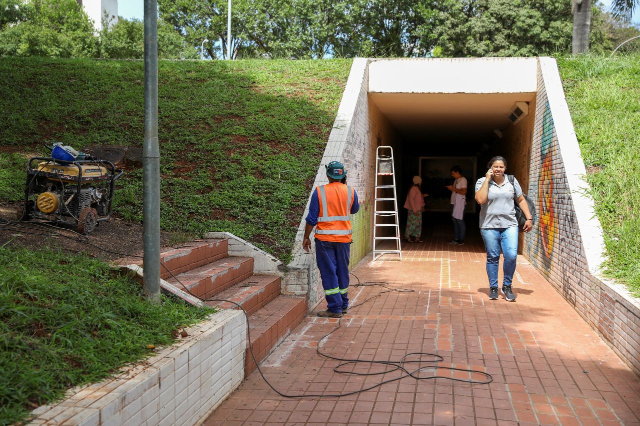 Com investimento de R$ 1,68 milhão, GDF reforça manutenção das passagens subterrâneas do Eixão