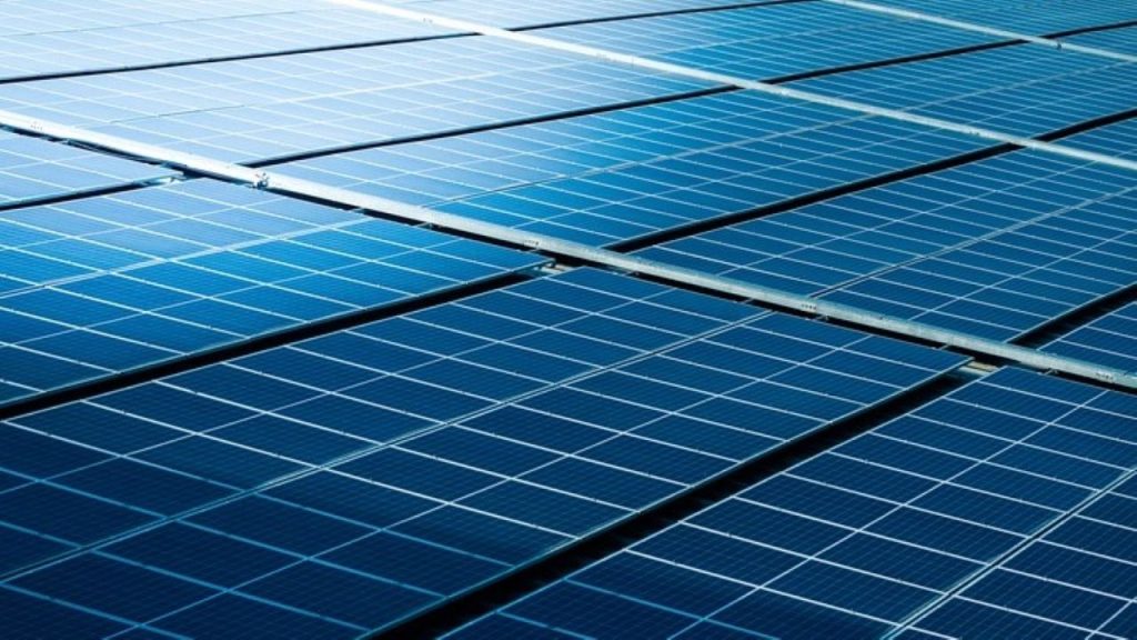 Entenda como funciona o painel solar e como ele gera energia elétrica para sua casa