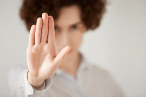 Dificuldade de dizer não pode estar ligada à sobrecarga emocional e ao adoecimento mental