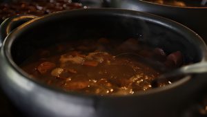 “Feijoada, Brasa & Samba” reúne sabores e música ao vivo neste sábado no Fuego