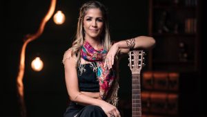 Entre Brasil e América Latina, Cá Flores lança álbum e estreia show “Um Canto, Um Jardim” em Brasília