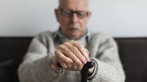 Parkinson não é doença de idoso e diagnóstico tardio em jovens preocupa especialistas