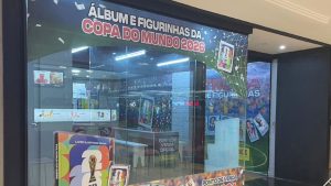 Álbum, torcida e nostalgia: Alameda Shopping vira ponto de encontro para troca de figurinhas da Copa