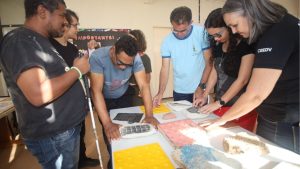 Oficina sensorial do projeto “Sob os Pés do Mundo – Arte e Inclusão” chega a Sobradinho para pessoas cegas e PCD