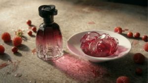 O Boticário apresenta Floratta Rose Sucrée em campanha que une a arte da perfumaria à doçura da pâtisserie francesa