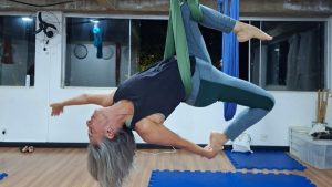 Acrobacia aérea ganha espaço em Brasília como aliada da saúde e do bem-estar feminino
