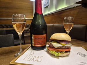 Versáteis, vinhos e espumantes são boas pedidas para saborear o Dia do Hambúrguer
