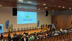 Daniella Kanno recebe Medalha Mérito Líder Comunitário pelo Projeto Transforme-se