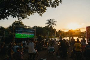 COPA DO EM CASA reúne futebol, diversidade e festa para acompanhar a estreia do Brasil na Copa do Mundo