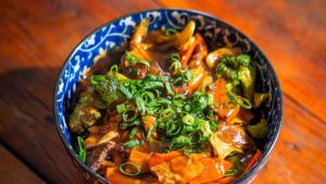 Donburi aposta em pratos quentes para transformar o inverno brasiliense em uma experiência de conforto e sabor