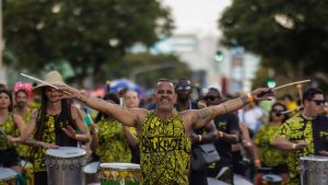 Batukenjé Orquestrado leva concertos e oficinas gratuitas de percussão para três regiões do DF