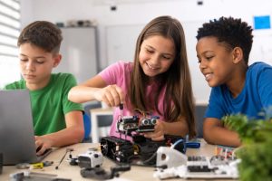 Educação tecnológica vai além das telas: especialista explica como o conceito desenvolve autonomia e criatividade desde a infância