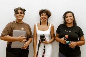 Projeto Uma Mulher é Uma Mulher abre inscrições para oficinas gratuitas de fotografia, audiovisual e lambe-lambe