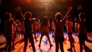 Oficina gratuita de teatro abre inscrições para jovens em Brasília