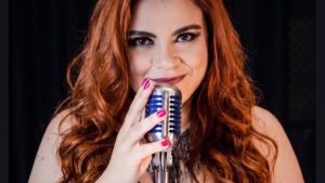 Com mais de 30 anos de carreira, cantora Chris Dantas apresenta a turnê Íntima Paisagem e propõe experiência imersiva pela música brasileira
