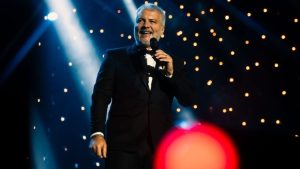 Clássicos de Frank Sinatra ganham tributo em voz e piano no Teatro Nacional