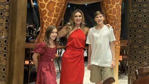 Fernanda Caixeta reúne amigos e familiares em comemoração de aniversário no Papaya Gastronomia