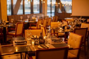 “Vinhos & Fragrâncias” propõe jornada sensorial com vinhos e fragrâncias em uma degustação no restaurante Santé Lago