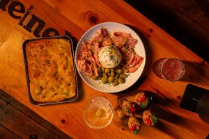 Lobby: lounge,  cozinha contemporânea e música boa