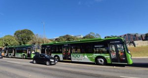 Dezoito ônibus elétricos começam a atender 26 linhas no DF