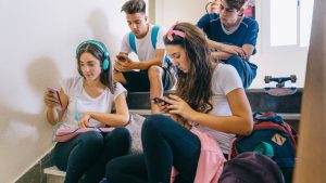 Após restrição aos celulares, escolas mudam estratégia e apostam em educação digital, convivência e apoio às famílias