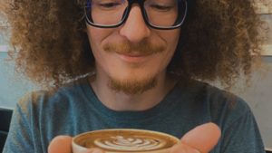 Influenciador de Brasília transforma amor por café em projeto de 365 dias nas redes sociais
