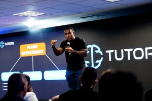 Alunos ganham suporte 24 horas com IA que aprende o método de cada professor