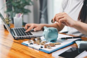 Jovens investem, mais velhos lutam para poupar: o contraste financeiro que aparece no DF