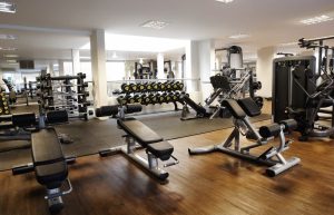 Musculação: mais peso não significa melhor treino, explica especialista