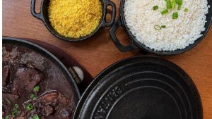 Papaya Bar e Gastronomia coloca a feijoada à mesa e convida a começar o fim de semana sem pressa
