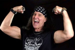 Primeiro vocalista do AC/DC, Dave Evans se apresenta em Brasília no Galpão 17