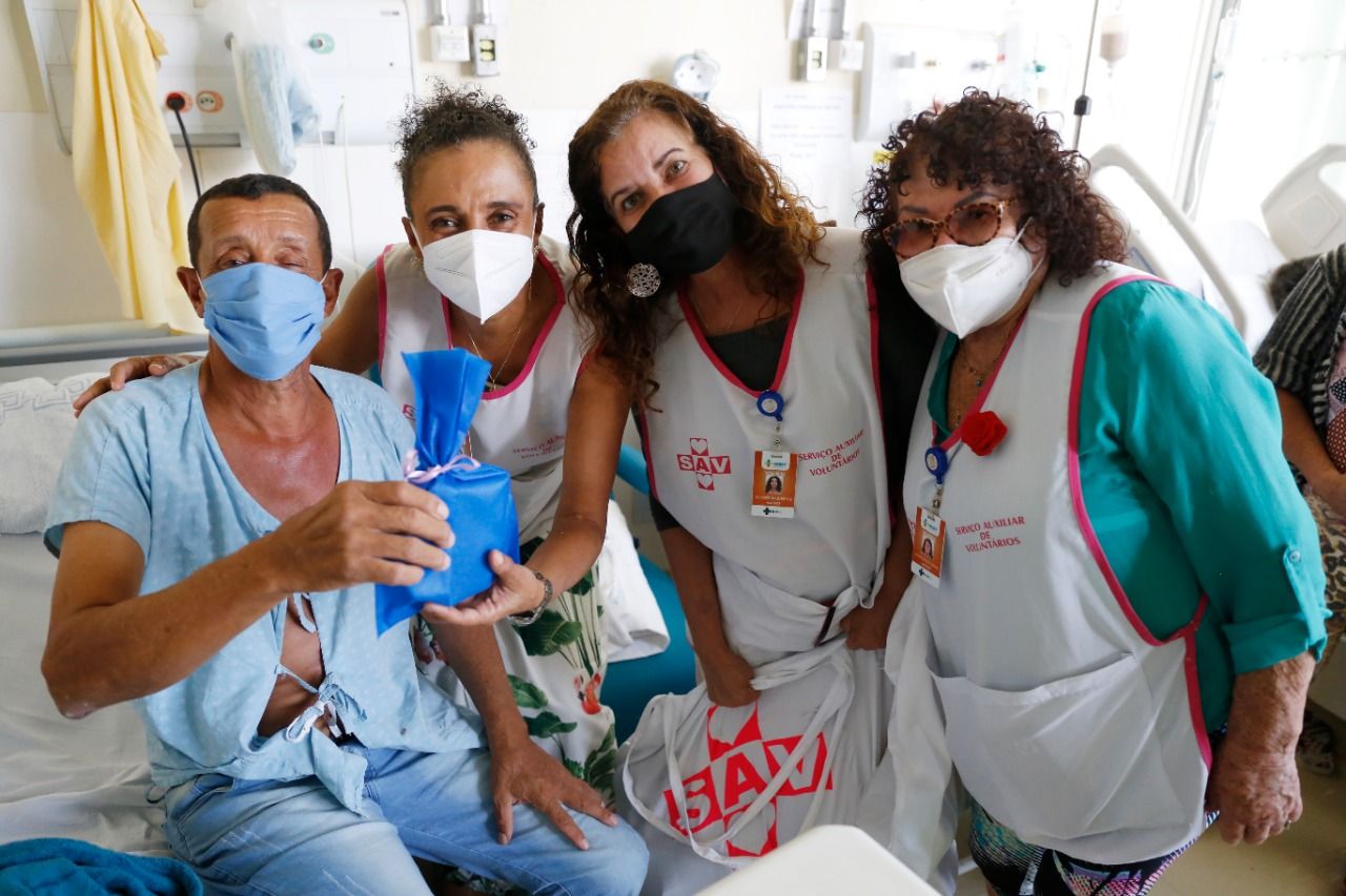 Voluntários transformam tempo em cuidado há 61 anos no Hospital de Base