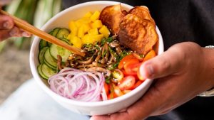 Aloha Ni Hao e Cumbuco Saladeria oferecem opções leves e nutritivas para enfrentar dias quentes e secos