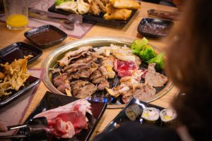Dia do Churrasqueiro: tradição da brasa ganha sotaque japonês em Brasília