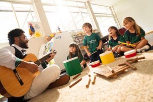 Cuidar primeiro: por que a primeira escola importa tanto na formação de uma criança
