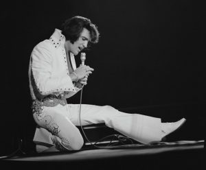 Elvis in Concert chega a Brasília com imagens originais do Rei do Rock e orquestra ao vivo