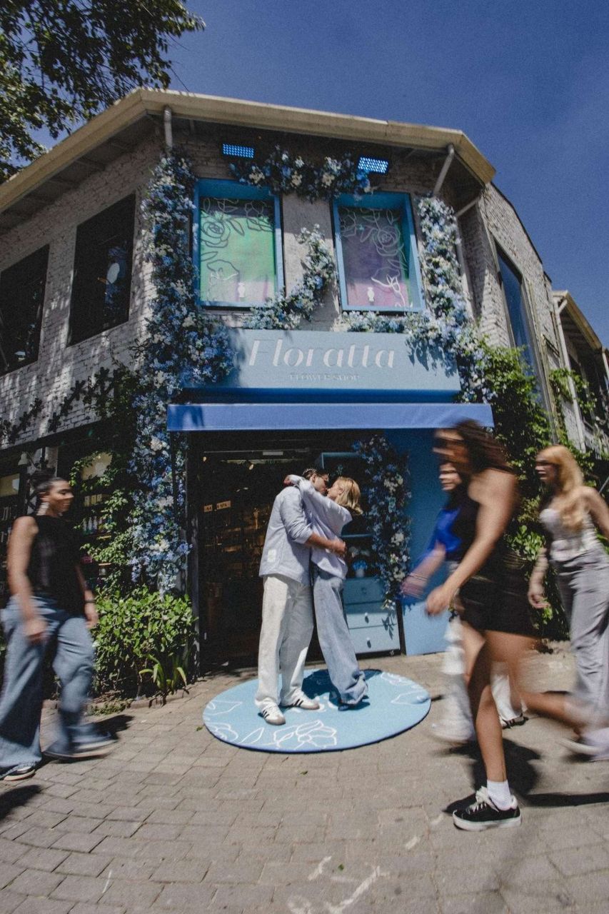 Do horário nobre à vida real: O Boticário transforma loja em cenário de romance no lançamento de Floratta Blue Crystal