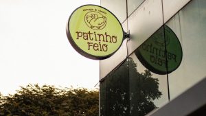 Patinho Feio celebra o Dia das Crianças com brinquedos para a criançada durante o almoço de segunda